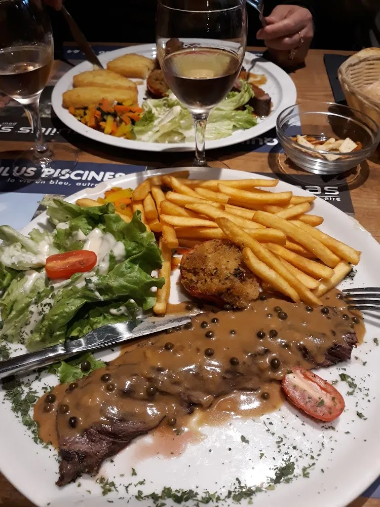 Bavette Sauce Au Poivre Frites Salade Tomate Provençale